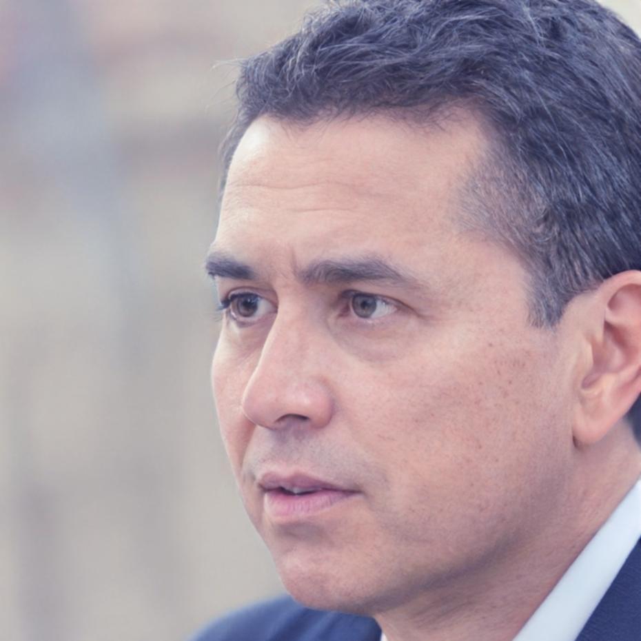 Portret cursant mulțumit