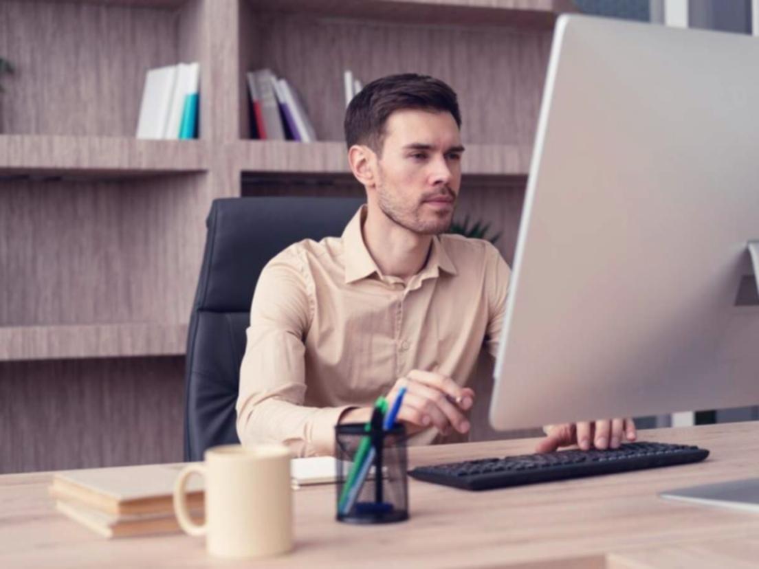 Echipa Veloraxera discutând metode de predare accesibile