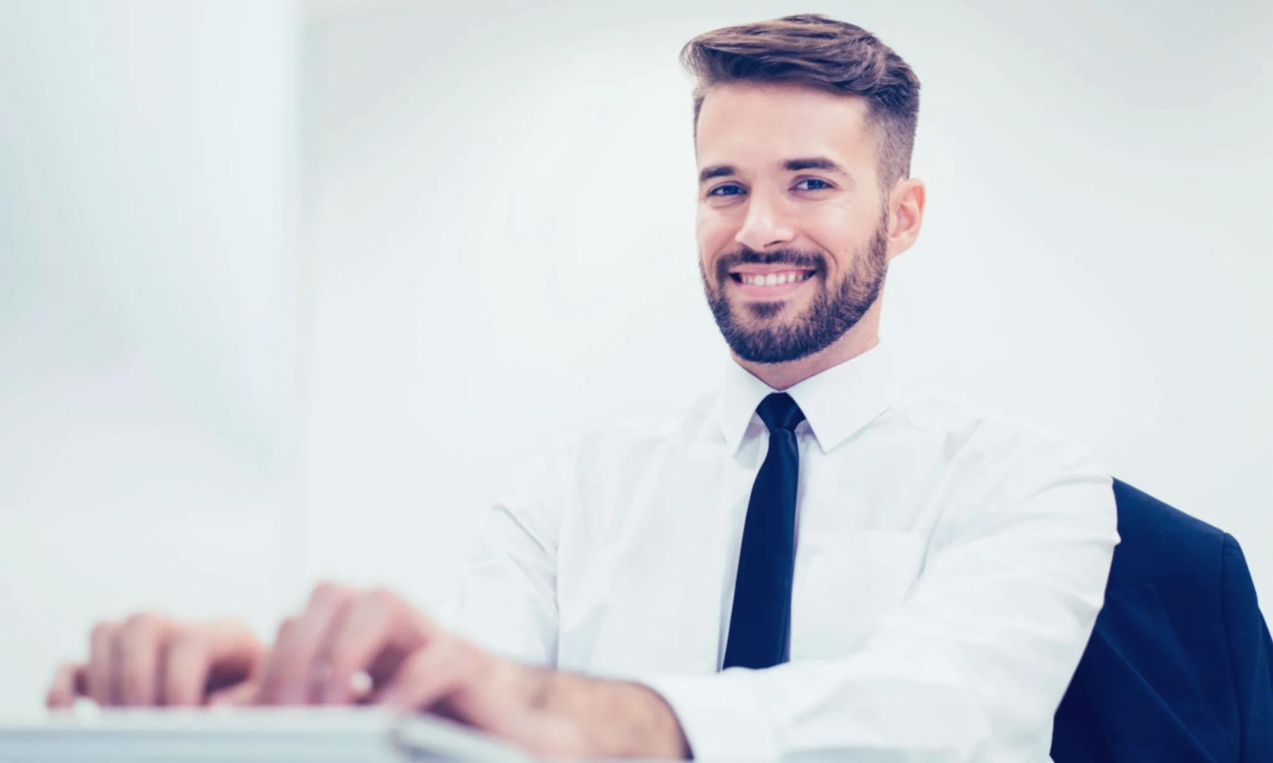 Cursanți aplicând cunoștințele financiare